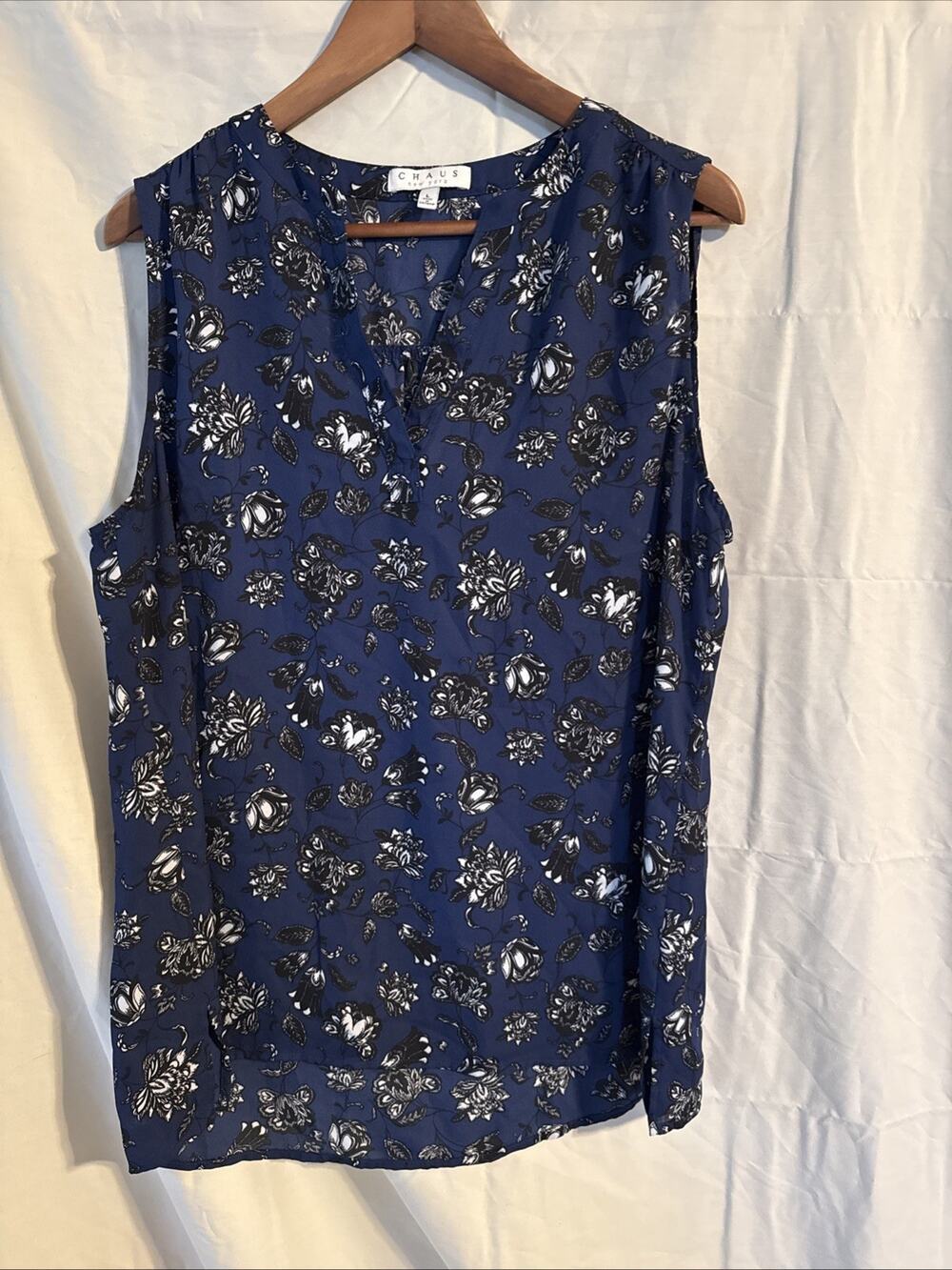 Chaus New York Women's Blue Floral V-Neck Sleeveless Pullover Woven Blouse L